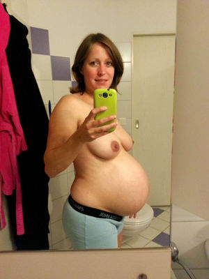 pregnant nude selfie